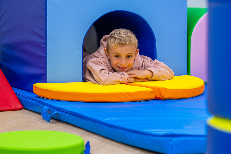 centro-riabilitativo-giovanni-paolo-bambino-gioca